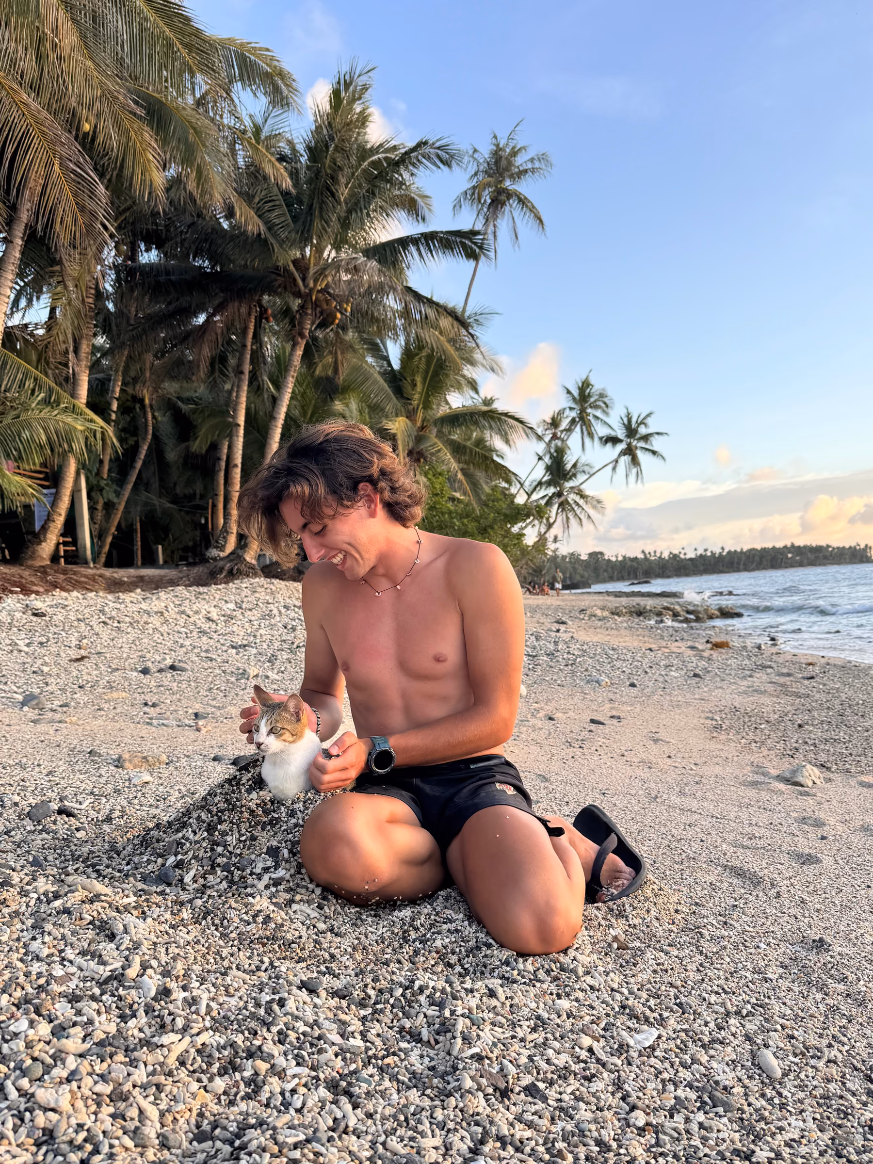 Moto, tabla y una isla